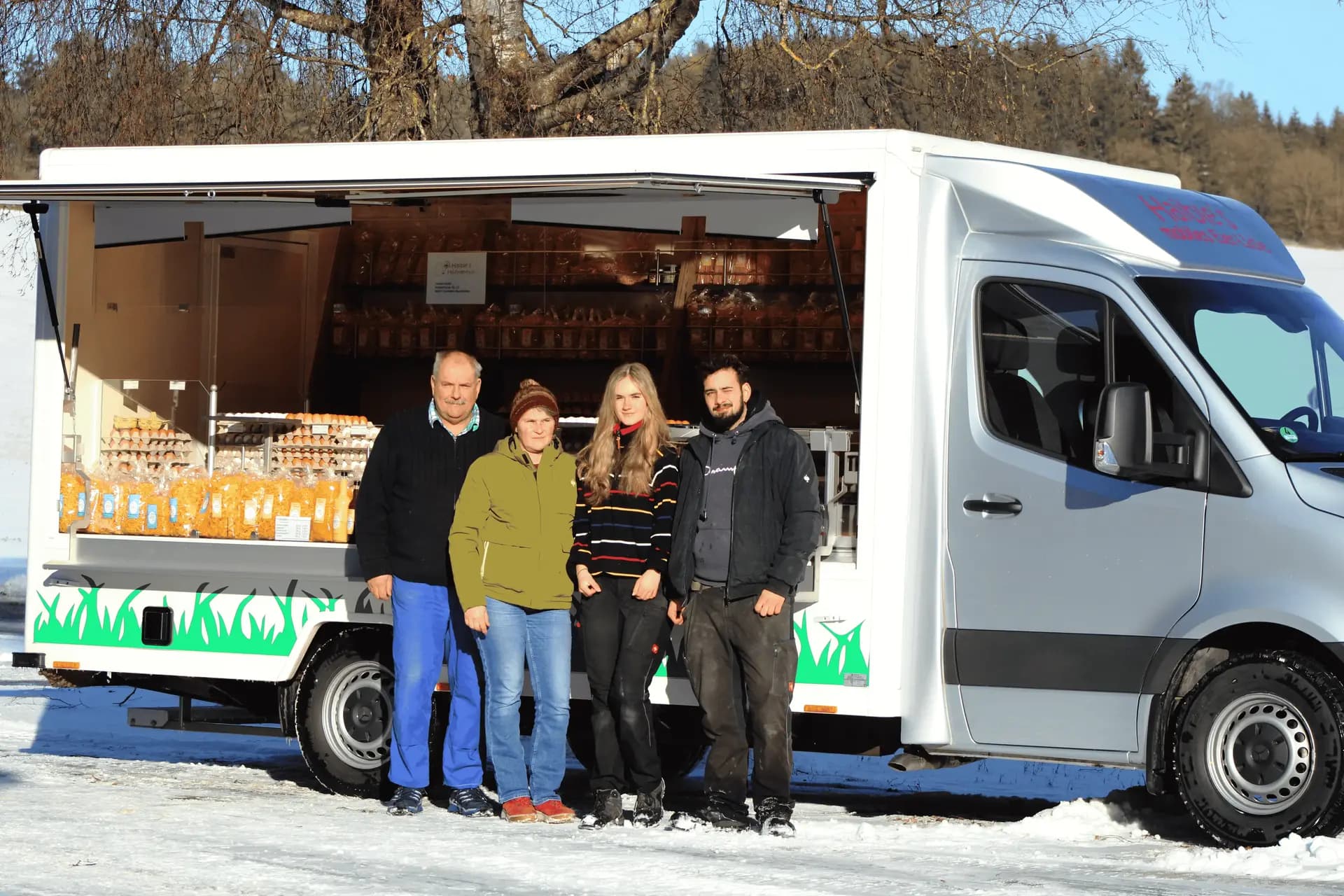 Wir vor dem mobilen Eierlädle