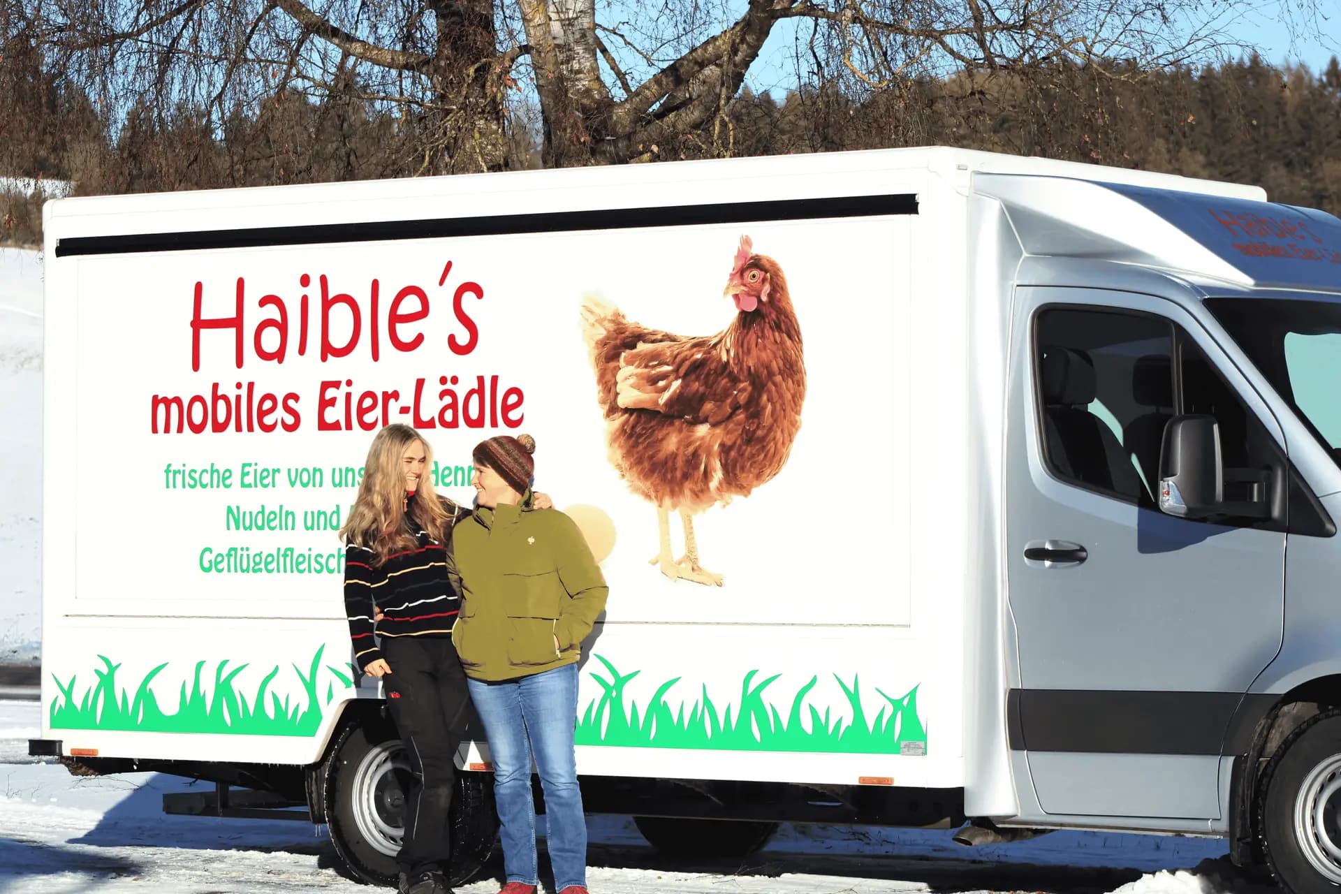 Agnes und Fee vor dem mobilen Eierlädle